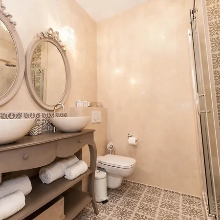 Sunlight - Cristal - Old Town Area, 3 Bedrooms, Stunning * 尼斯